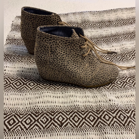 Tom’s Animal Print wedge ankle boots. Super Cute - Picture 4 of 7